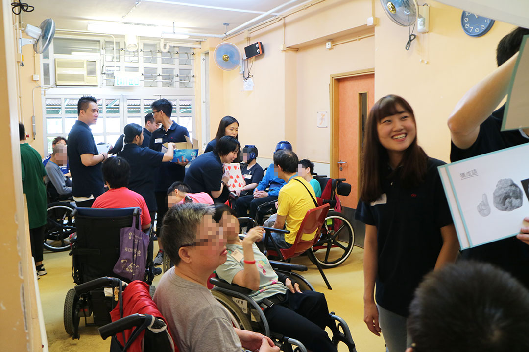 与伤健人士中秋联欢