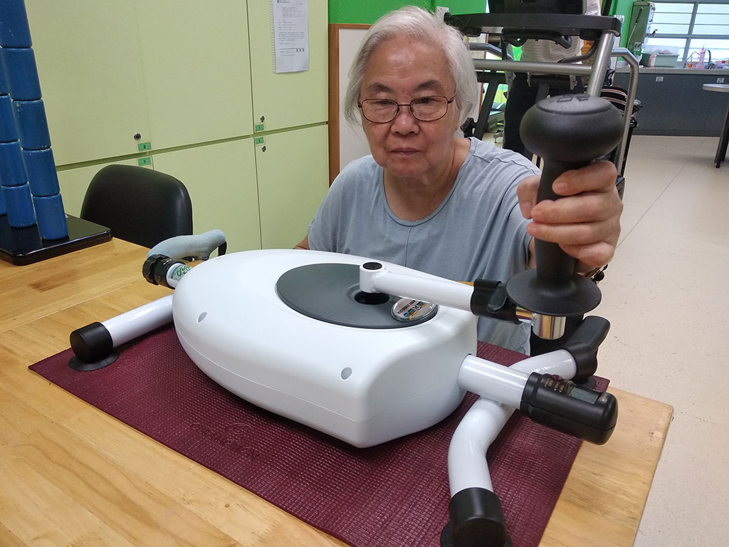 再向麥理浩夫人中心捐贈善款及復康器材