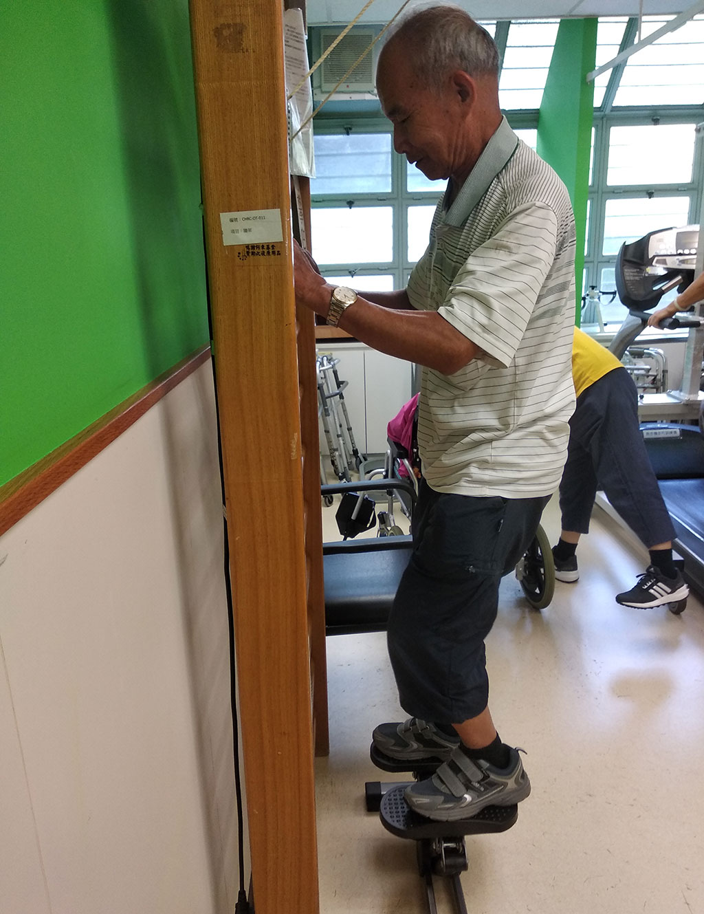 再向麥理浩夫人中心捐贈善款及復康器材