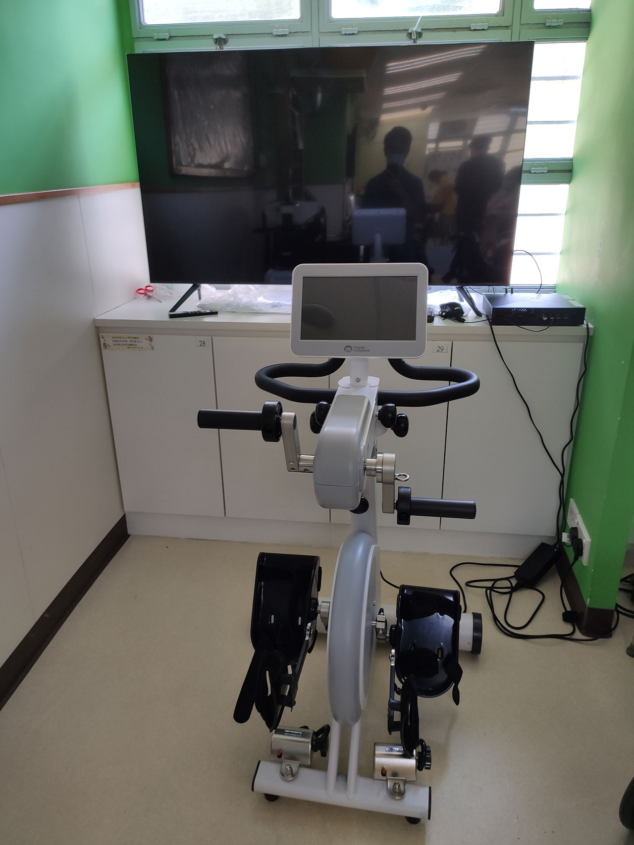 再向麦理浩夫人中心捐赠复康仪器材