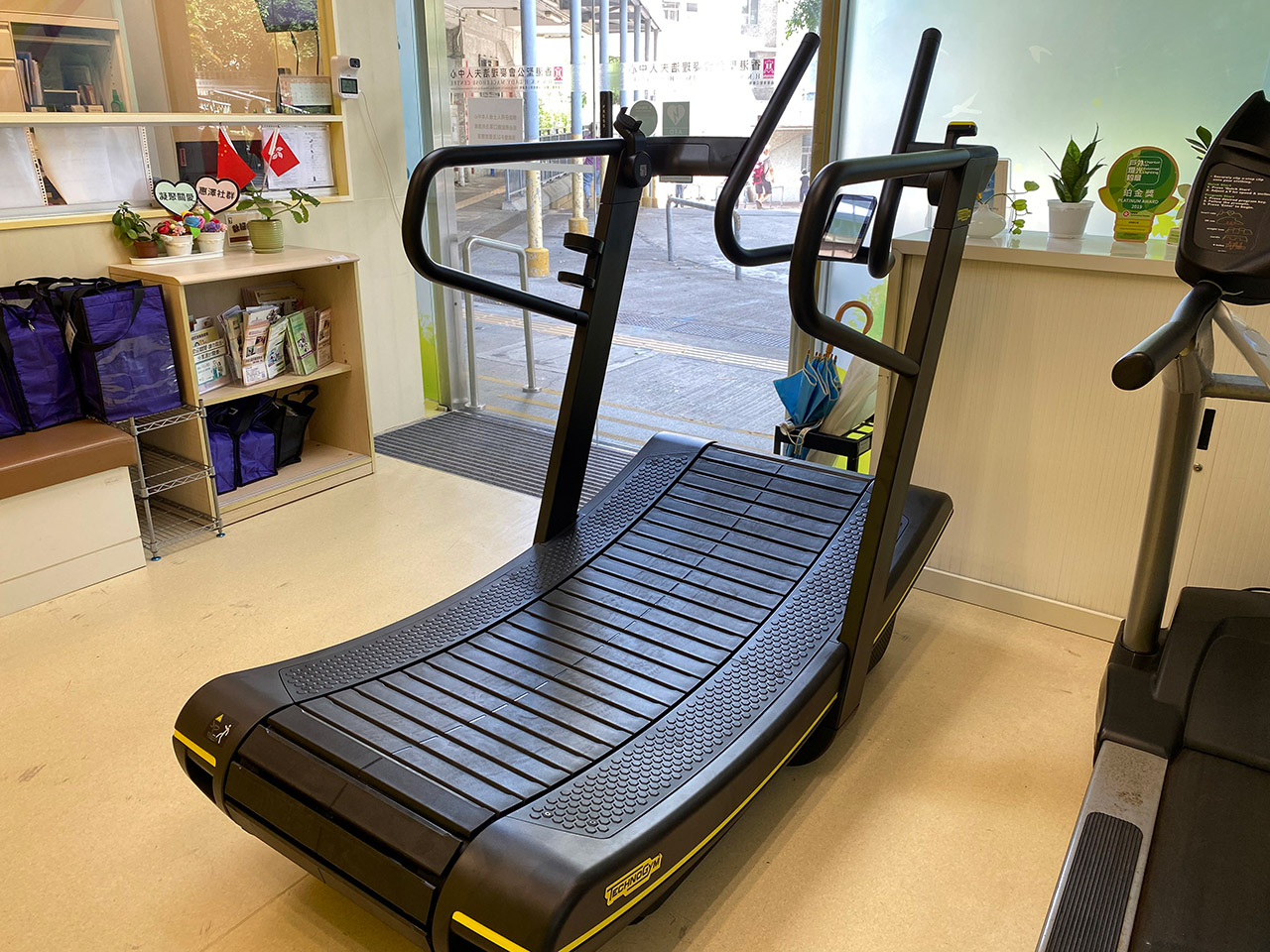 再向麦理浩夫人中心捐赠复康器材