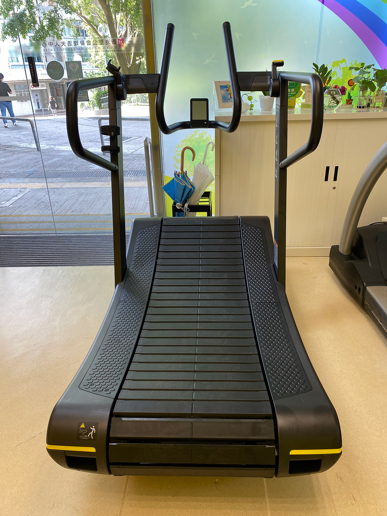 再向麦理浩夫人中心捐赠复康器材