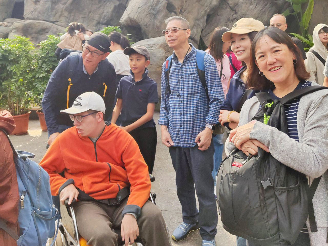 康栢义工队携手耀能协会伤健人士暖心同游海洋公园
